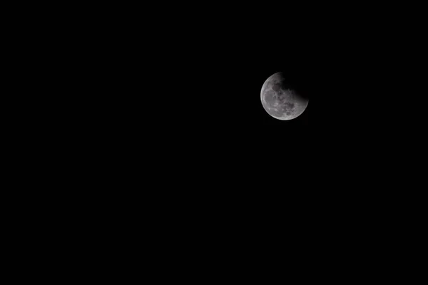 月は暗い夜に満ちようとしている — ストック写真