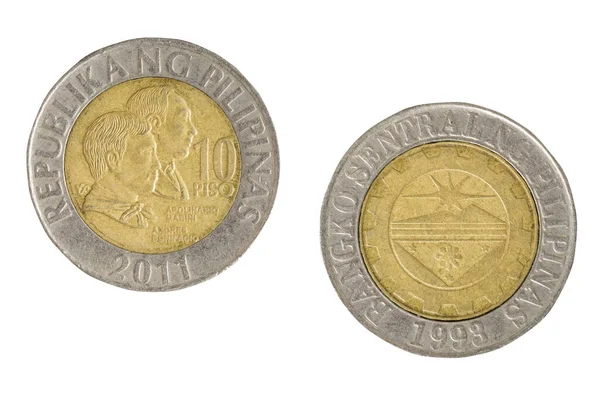 在白色背景上分离的旧的10枚菲律宾比索硬币的近景 — 图库照片