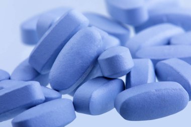 Beyaz arka planda bulunan yaşlılar için multivitamin ve mineral tabletlerini kapat