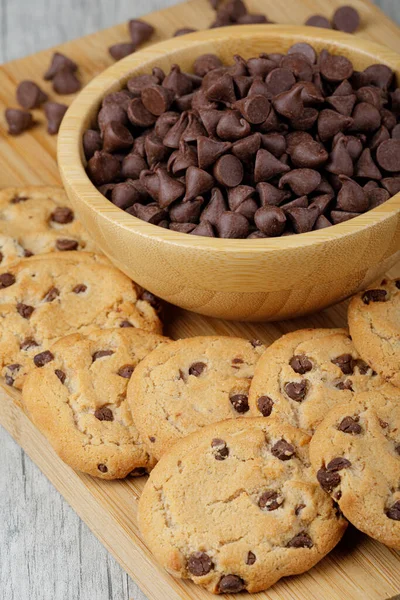 Närbild Choklad Chips Och Läckra Chocolate Chip Cookies Trä Bakgrund — Stockfoto