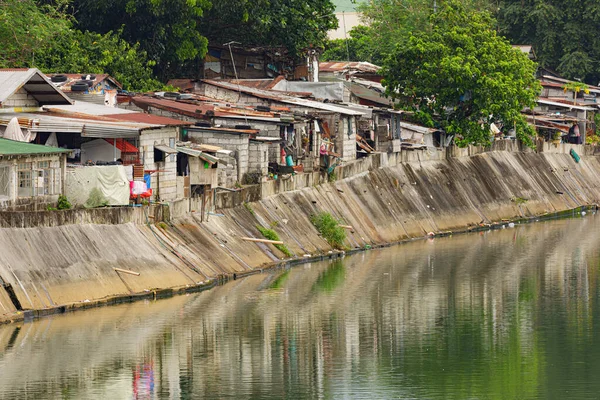 Fattiga Människor Lever Fattigdom Längs Kanalerna Manila Filippinerna Med Kopieringsutrymme — Stockfoto