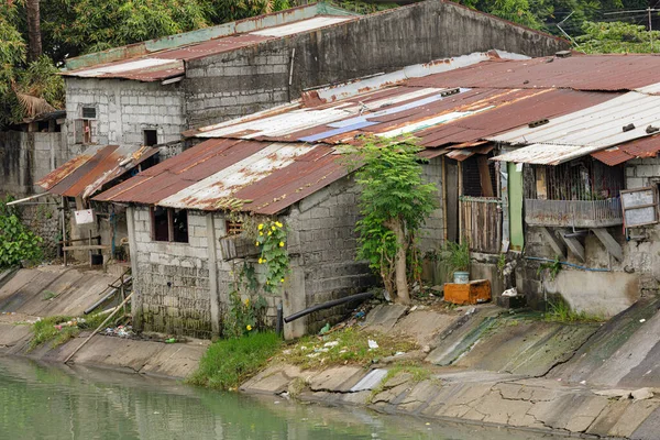 Szegénységben Élő Szegények Manila Fülöp Szigetek Csatornái Mentén Fénymásolási Hellyel — Stock Fotó