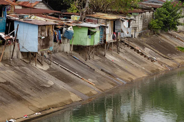 Biedni Ludzie Żyjący Ubóstwie Wzdłuż Kanałów Manili Filipiny Przestrzenią Kopiowania — Zdjęcie stockowe