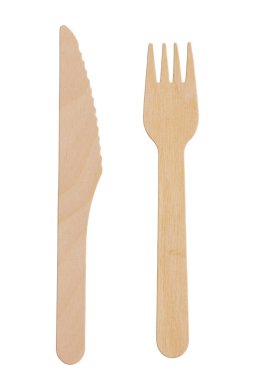 Tek kullanımlık tahta çatal ve bıçak takımlarını kapatın. Bambudan yapılmış beyaz bir arka planda izole edilmiş.