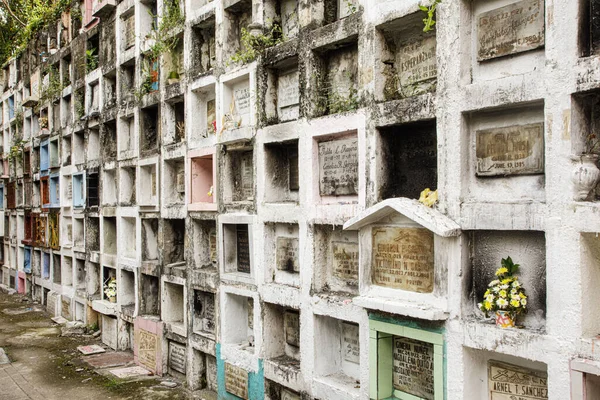 フィリピン マニラのノース墓地の墓地スラムでの霊廟と暗号 — ストック写真