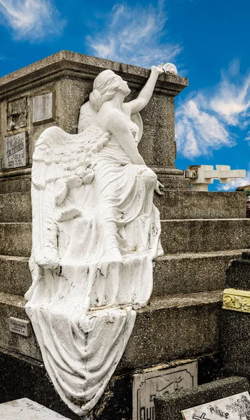 Angel Statue Mausoleums Crypts Cemetery Slums North Cemetery Manila Philippines — Stock Photo, Image