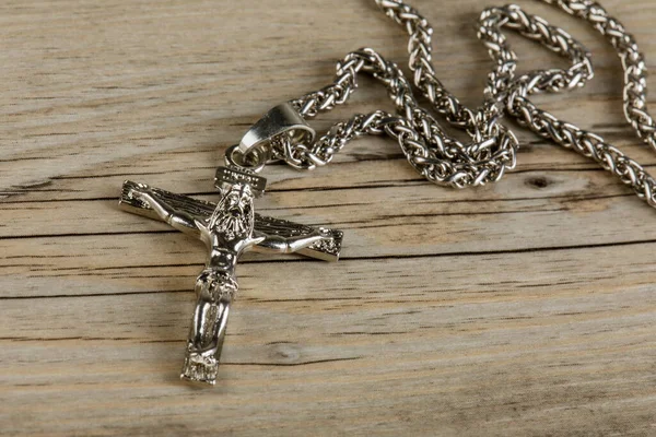 Närbild Ett Silver Crucific Halsband Isolerad Trä Bakgrund Med Kopia — Stockfoto