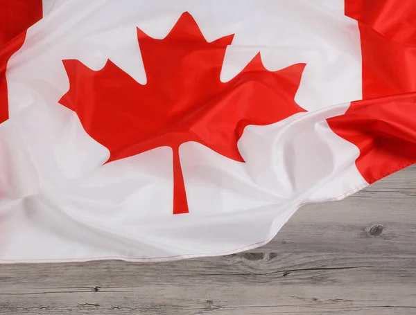 Oficjalna Flaga Kanady Słynnym Czerwonym Liściem Klonu Drewnianym Tłem Przestrzenią — Zdjęcie stockowe
