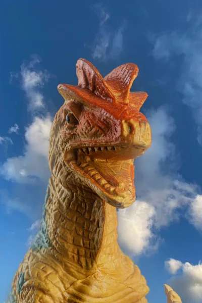 Toy Allosaurus Dinosuar Який Жив Юрський Період Ізольований Тлі Неба — стокове фото