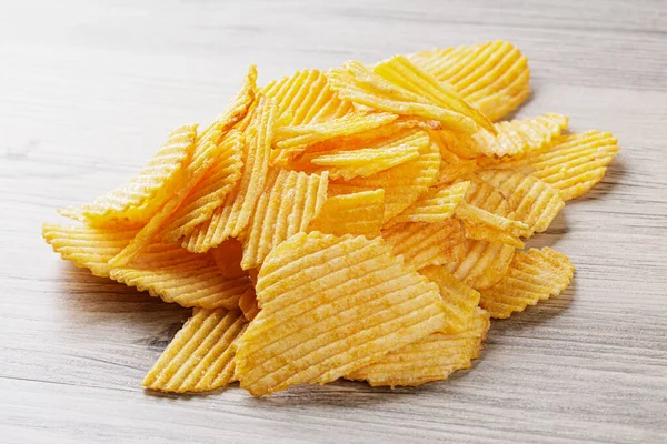 Primer Plano Cheddar Sour Cream Potatoe Chips Sobre Fondo Madera —  Fotos de Stock