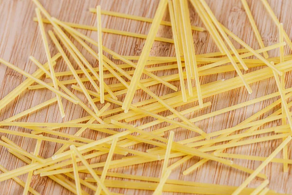 Droge Spaghetti Geïsoleerd Een Houten Snijplank — Stockfoto