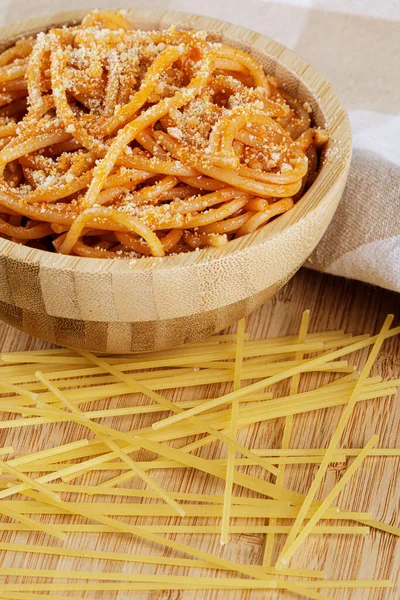 Cierre Cuenco Madera Lleno Espaguetis Con Salsa Marinara Queso Parmesano — Foto de Stock