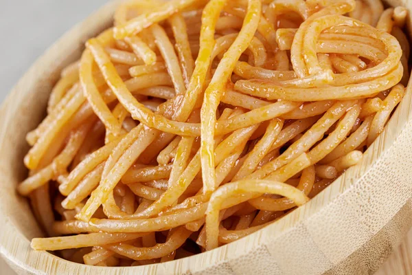 Close Van Een Houten Kom Gevuld Met Spaghetti Met Marinara — Stockfoto