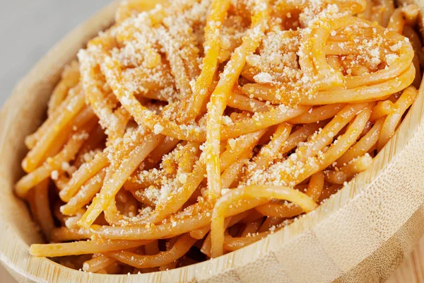 Close Uma Tigela Madeira Cheia Espaguete Com Molho Marinara Queijo — Fotografia de Stock