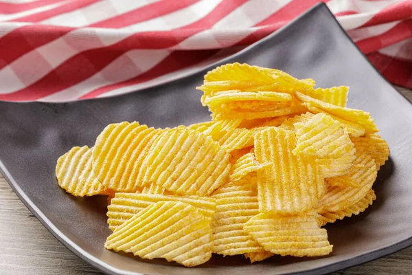 Black Plate Cheddar Sour Cream Potatoe Chips Make Great Snack — Stock Photo, Image