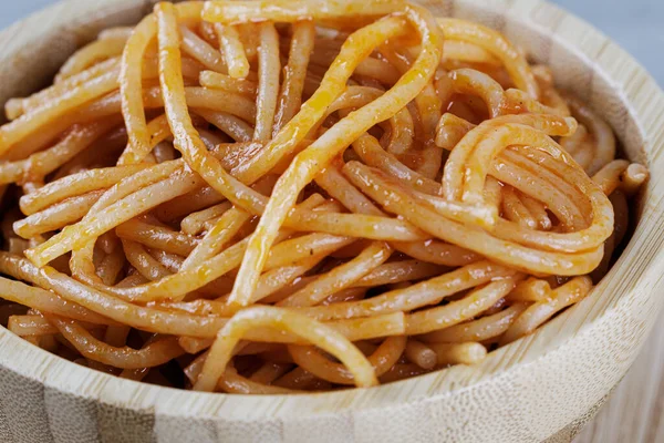 Close Uma Tigela Madeira Cheia Espaguete Com Molho Marinara Fundo — Fotografia de Stock