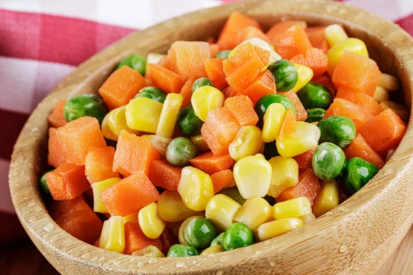 Primer Plano Tazón Madera Deliciosas Verduras Mixtas Incluyendo Zanahorias Guisantes —  Fotos de Stock