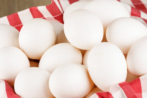 Großaufnahme Eines Korbs Frischer Roher Weißer Eier Mit Kopierplatz — Stockfoto