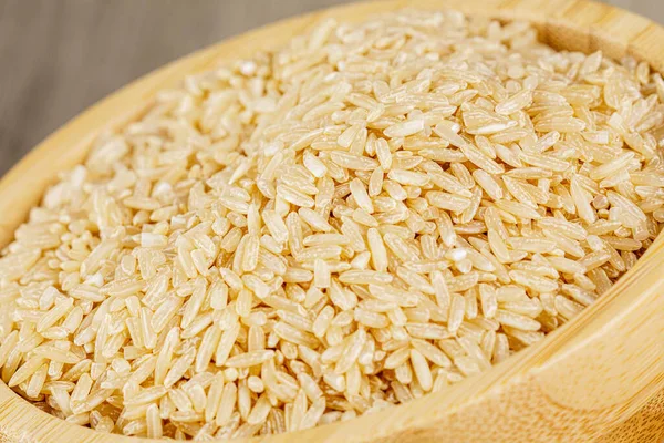 Eine Nahaufnahme Einer Hölzernen Schüssel Mit Köstlichem Ungekochtem Braunen Reis — Stockfoto