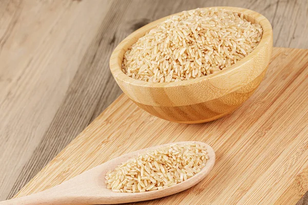 Eine Nahaufnahme Einer Hölzernen Schüssel Mit Köstlichem Ungekochtem Braunen Reis — Stockfoto