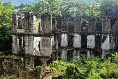 Filipinler 'deki Corregidor Adası' ndaki Middleside Kışlası 'nın kalıntıları. Corregidor Adası Manila Körfezi girişini korudu.