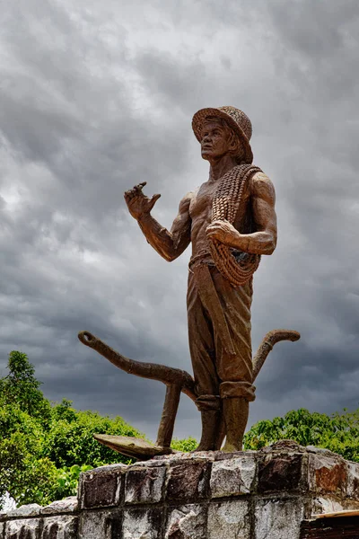 Statue Eines Bauern Bei Tag Und Eines Gorillakämpfers Bei Nacht — Stockfoto