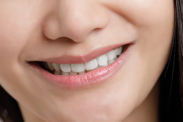 Närbild Asiatisk Kvinna Leende Visar Sina Vackra Vita Tänder Med — Stockfoto