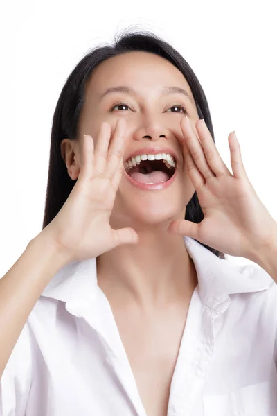 Aziatisch Amerikaans Schreeuwen Voor Vreugde Geïsoleerd Een Witte Achtergrond Met — Stockfoto