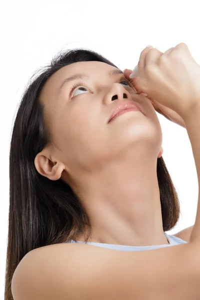 美丽的亚洲女人用眼药水来缓解被白色背景隔离的干眼 并留有复制的空间 — 图库照片