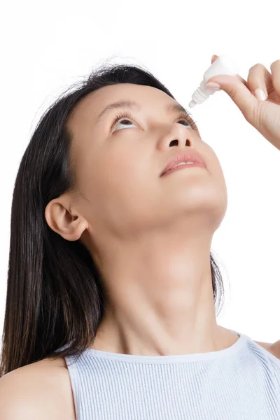 Hermosa Mujer Asiática Usando Gotas Para Los Ojos Para Aliviar — Foto de Stock