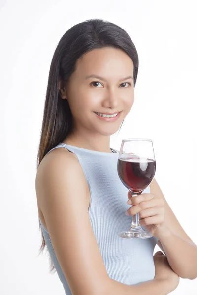 美しいアジアの女性は笑顔とコピースペースと白い背景に隔離された赤ワインのガラスを保持します — ストック写真