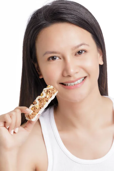 Piękna Młoda Azjatka Jedząca Zdrowy Batonik Power Bar Lub Energy — Zdjęcie stockowe