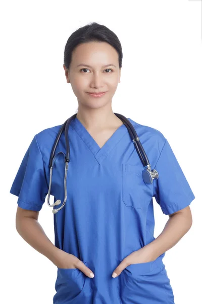 Красивая Азиатская Женщина Доктор Медсестра Одетые Голубые Халаты Изолированы Белом — стоковое фото