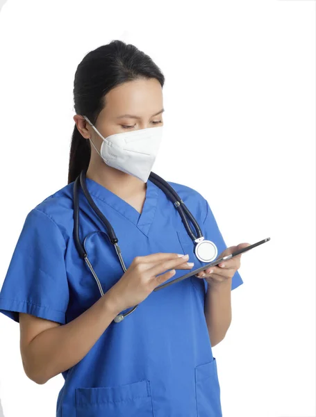 美しいアジアの女性医師や看護師は コピースペースと白い背景に隔離された青いスクラブを身に着けています — ストック写真