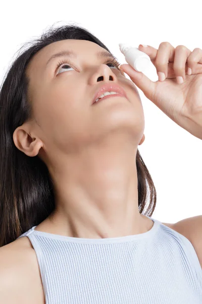 Mulher Asiática Bonita Usando Colírios Para Aliviar Olhos Secos Isolados — Fotografia de Stock