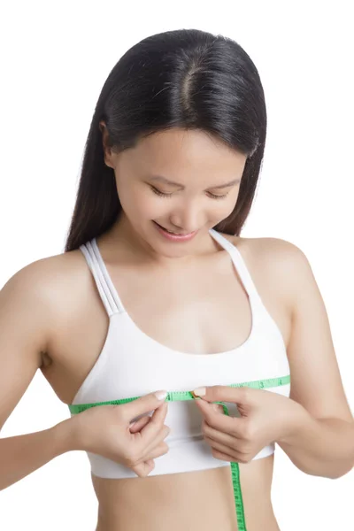 美しいです若いですアジアの女性測定彼女の胸隔離された白い背景にコピースペース — ストック写真
