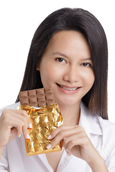 Mujer Asiática Americana Disfrutando Una Barra Caramelo Milk Chololate Aislada —  Fotos de Stock