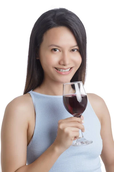 Piękna Azjatka Uśmiechnięta Trzymająca Szklankę Czerwonego Wina Białym Tle Przestrzenią — Zdjęcie stockowe