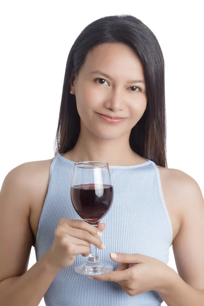 Прекрасна Азіатка Посміхається Тримає Склянку Червоного Вина Ізольованого Білому Тлі — стокове фото