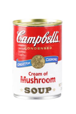 Bir kutu lezzetli mantar çorbası beyaz arka planda izole edilmiş ve fotokopi alanı var.