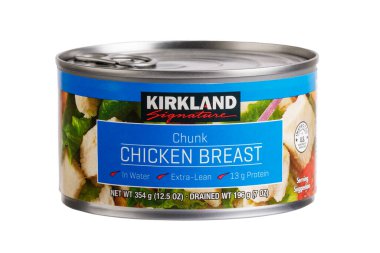 Bir kutu leziz tavuk göğsü. Beyaz arka planda izole edilmiş, fotokopi alanı olan suda.