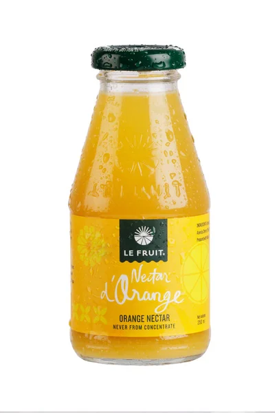 美味的橙汁或橙汁瓶 上面有冷凝物 白色背景 有复制空间 — 图库照片