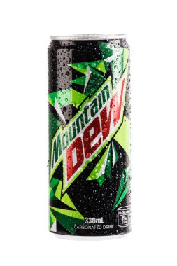 Beyaz arka planda izole edilmiş lezzetli ve ferahlatıcı bir soda ya da kola kutusu.