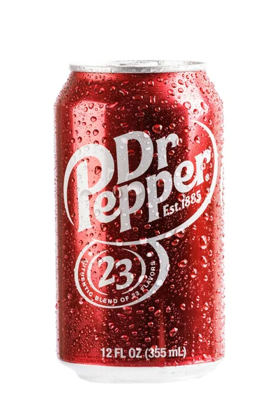 Een Blik Heerlijke Verfrissende Frisdrank Cola Geïsoleerd Een Witte Achtergrond — Stockfoto