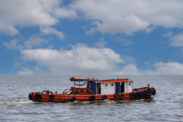 Красная Лодка Наслаждается Прекрасным Днем Заливе Манила Филиппины Юго Восточная — стоковое фото