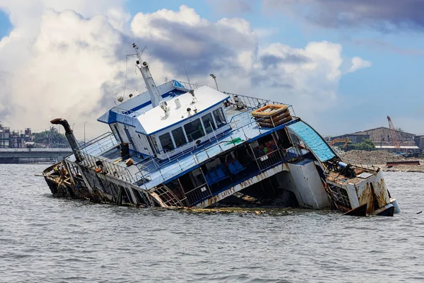 Alte Barge Versinkt Flachen Wasser Der Bucht Von Manila Philippinen — Stockfoto
