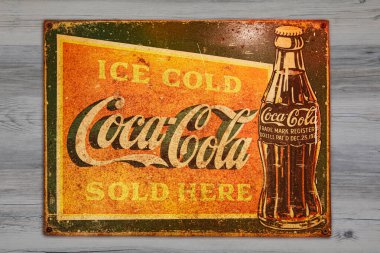 Antika Metal Coca Kola İşareti, kopya alanı ile izole edilmiş ahşap arkaplan