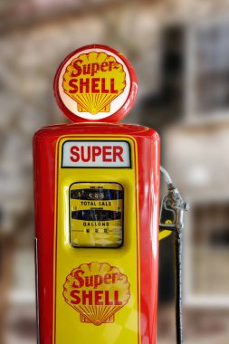 Amerika 'nın çoğu hayalet kasabasında bulunan eski model Super Shell Benzin Pompası.