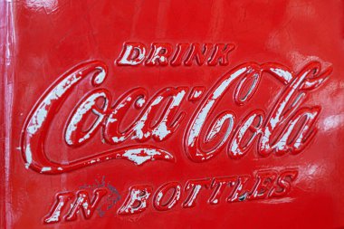 Antika Coca Cola Satış Makinesi. İçkili Coca Cola dışarıda şişelerde.