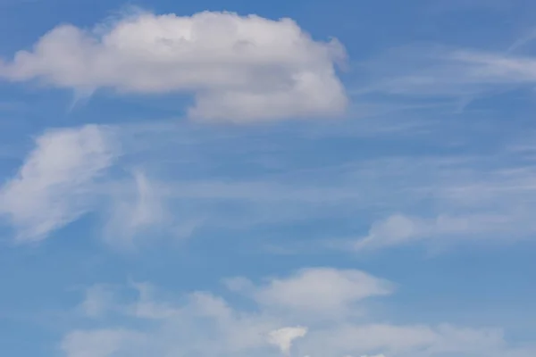 Sabahın Erken Saatlerinde Gökyüzü Kümülüs Bulutlarıyla Dolu Mavi Gökyüzü Kopyasıyla — Stok fotoğraf